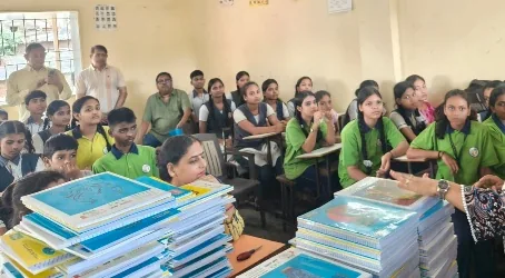 Donation of Long Note Books, Prithviraj Hindi Vidyalaya (Madhyamik), Thane