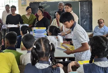 Donation of Long Note Books, Prithviraj Hindi Vidyalaya (Madhyamik), Thane